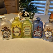 Alte Apothekengefässe aus