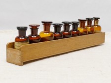 9 alte Apothekenfäschchen im