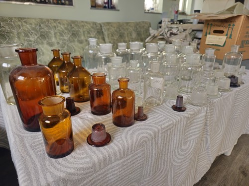 Apotheken gläser braun und - gläser,